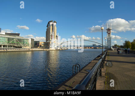 Riflessioni nei moderni edifici per uffici di Salford Quays, Manchester, Inghilterra, Regno Unito, GB. Foto Stock