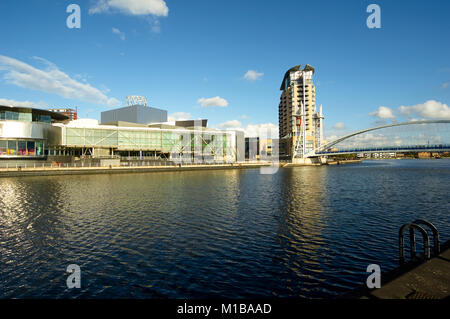 Il Lowry si trova a Salford Quays , Manchester, Lancashire, Inghilterra, Regno Unito GB. Foto Stock