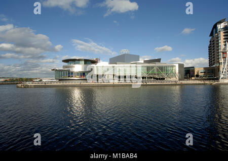 Il Lowry si trova a Salford Quays , Manchester, Lancashire, Inghilterra, Regno Unito GB. Foto Stock