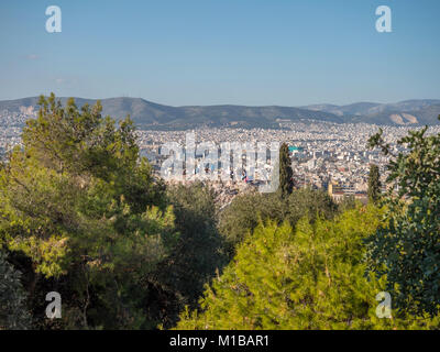 Areopago collina con turisti che si godono di una bellissima vista della città di Atene nel pomeriggio, Grecia Foto Stock