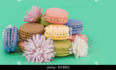 Fresche dolci macaron colorati (amaretti) in colori pastello con spazio di copia Foto Stock