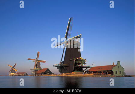 I Paesi Bassi. Zaanse Schans. Il mulino a vento storico complesso. L'inverno. Frozen River chiamato de Zaan. Foto Stock