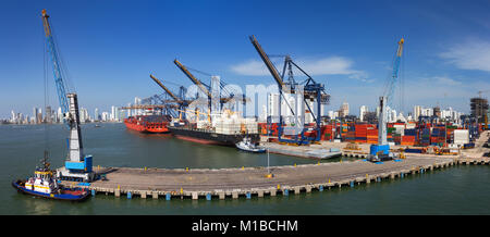 Vista panoramica del porto attività con navi cargo, gru e contenitori al molo del porto di Cartagena, Colombia. Foto Stock