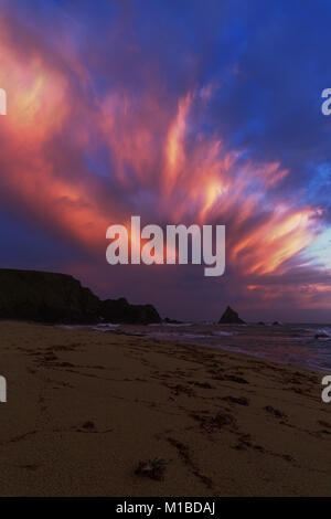 Un cielo che esplode al tramonto sulla spiaggia Garrarus, Co. Waterford, Irlanda. Foto Stock