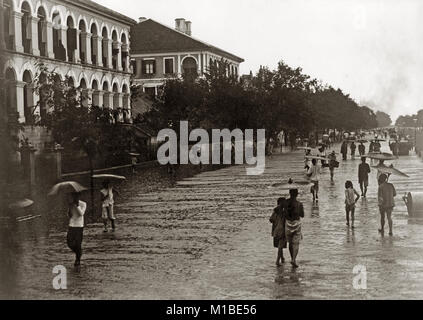 Inondazioni lungo il Bund, Hankow (Hankou) Cina, c.1890's Foto Stock