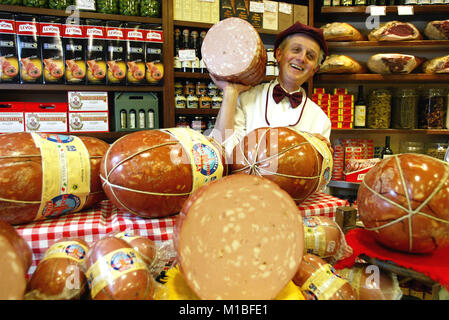 Macellaio detiene una classica Mortadella di Bologna, negozio di gastronomia " Bruno e Franco', Bologna, Emilia Romagna, Italia © Credito Elisa Pozzo/Sintesi/Ala Foto Stock