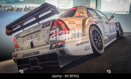 STUTTGART, Germania-Aprile 7, 2017: 1995 Mercedes AMG Classe C-DTM Touring Car (W202) nel Museo della Mercedes-Benz. Questa vettura è stata pilotata da Bernd Sch Foto Stock