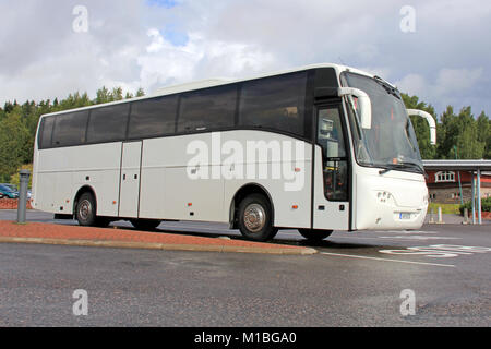 SALO, Finlandia - 1 settembre: Bianco Volvo autobus al parcheggio degli autobus nel settembre 1, 2013 a Salo, Finlandia. A Busworld Kortrijk 2013, Volvo vede Electromobi Foto Stock