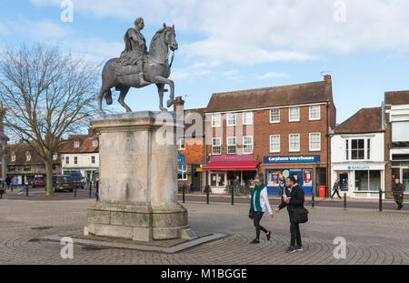 Statua di re Guglielmo III su un cavallo su uno zoccolo in pietra nella piazza del paese di Petersfield, Hampshire, Inghilterra, Regno Unito. Foto Stock