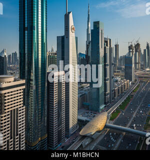 Vedute del centro cittadino di Dubai e Centro finanziario da un bar sul tetto, Dubai, Emirati Arabi Uniti, Emirati Arabi Uniti Foto Stock