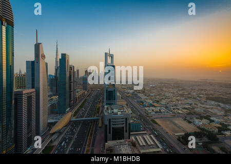 Vedute del centro cittadino di Dubai e Centro finanziario da un bar sul tetto, Dubai, Emirati Arabi Uniti, Emirati Arabi Uniti Foto Stock