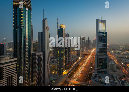 Vedute del centro cittadino di Dubai e Centro finanziario da un bar sul tetto, Dubai, Emirati Arabi Uniti, Emirati Arabi Uniti Foto Stock