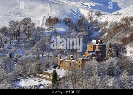 Castle Campbell, Dollaro, Clackmannanshire, Scozia. In inverno la neve, noto anche come Castello di Doom Foto Stock