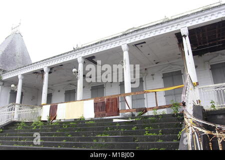 Pericoloso Berguitta ciclone si allontana da Maurizio, la Reunion dopo aver portato a danneggiare i venti e le inondazioni Foto Stock