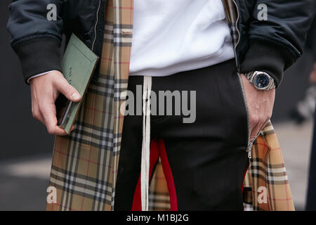 Milano - 15 gennaio: Uomo con Rolex Datejust con quadrante blu e marrone impermeabile prima di Pal Zileri sfilata di moda, la Settimana della Moda Milanese street style Janua Foto Stock