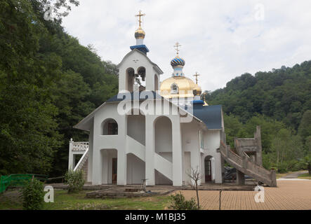 Templi in onore della Madre di Dio Peschanskaya e Vladimir, e il Santo Hegumeness Montagna di Athos in Trinity-Georgievsky monastero femminile Foto Stock