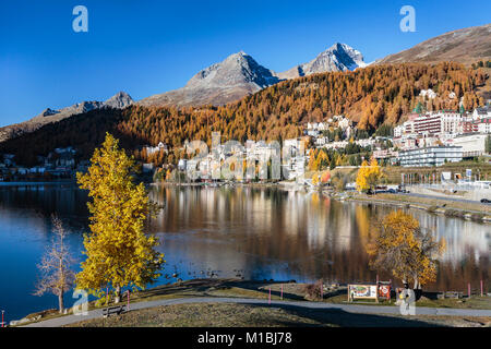 Caduta delle Foglie di colore e il resort di lusso città di San Moritz, Svizzera, Europa. Foto Stock