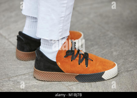 Milano - 15 gennaio: Uomo con marrone e nero di sneakers in pelle scamosciata prima di Giorgio Armani fashion show, la Settimana della Moda Milanese street style on gennaio 15, 2018 in Foto Stock