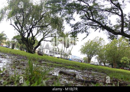 Pericoloso Berguitta ciclone si allontana da Maurizio, la Reunion dopo aver portato a danneggiare i venti e le inondazioni Foto Stock