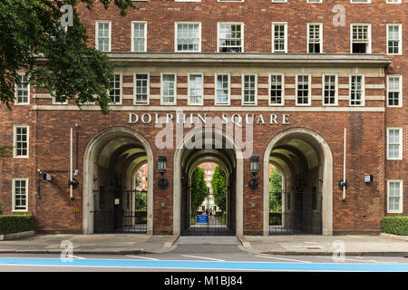 Dolphin Square è un blocco di appartamenti privati e business complesso costruito nella metà degli anni trenta a Pimlico, London, Regno Unito Foto Stock