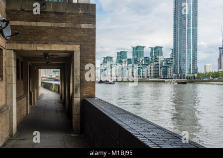 St George Wharf e la Torre di Londra, Regno Unito Foto Stock