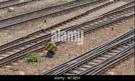 Chiudere, vista diagonale di binari in un cantiere di treno Foto Stock