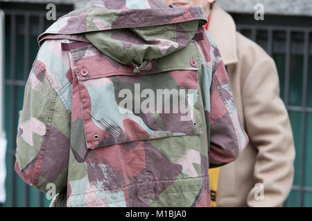 Milano - 15 gennaio: Uomo con marrone e verde giacca mimetica prima di Giorgio Armani fashion show, la Settimana della Moda Milanese street style on gennaio 15, 2018 Foto Stock