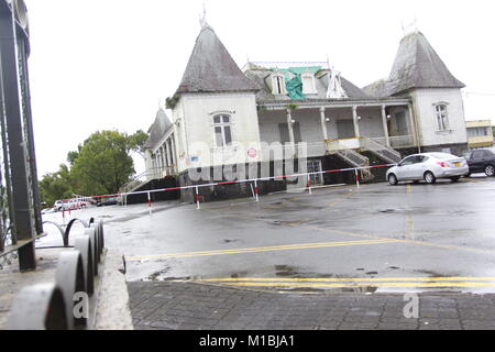 Pericoloso Berguitta ciclone si allontana da Maurizio, la Reunion dopo aver portato a danneggiare i venti e le inondazioni Foto Stock