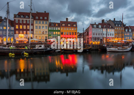 COPENHAGEN, Danimarca - 28 febbraio 2017: Nyhavn di notte. Un monastero del XVII secolo waterfront, canal e dal quartiere dei divertimenti di colorate case a schiera Foto Stock