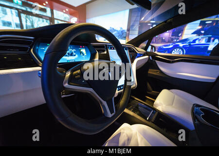 Berlino - Dicembre 21, 2017: Showroom. Interno del full-sized, tutto-elettrico, lusso, il crossover SUV Modello Tesla X. prodotte a partire dal 2016. Foto Stock