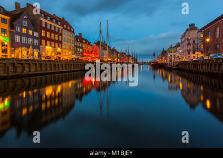 COPENHAGEN, Danimarca - 28 febbraio 2017: Nyhavn di notte. Un monastero del XVII secolo waterfront, canal e dal quartiere dei divertimenti di colorate case a schiera Foto Stock