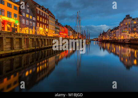 COPENHAGEN, Danimarca - 28 febbraio 2017: Nyhavn di notte. Un monastero del XVII secolo waterfront, canal e dal quartiere dei divertimenti di colorate case a schiera Foto Stock