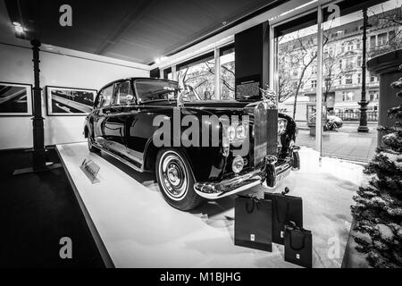 Berlino - Dicembre 21, 2017: Showroom. British ultra-exclusive limousine Rolls-Royce Phantom VI, 1970. Carrozzerie è stato creato da Mulliner Park Ward. Bla Foto Stock