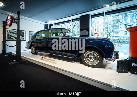 Berlino - Dicembre 21, 2017: Showroom. British ultra-exclusive limousine Rolls-Royce Phantom VI, 1970. Carrozzerie è stato creato da Mulliner Park Ward. Foto Stock