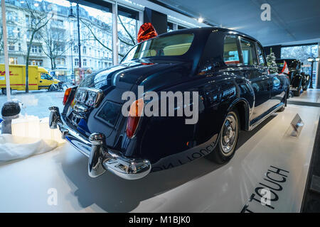 Berlino - Dicembre 21, 2017: Showroom. British ultra-exclusive limousine Rolls-Royce Phantom VI, 1970. Carrozzerie è stato creato da Mulliner Park Ward. Foto Stock