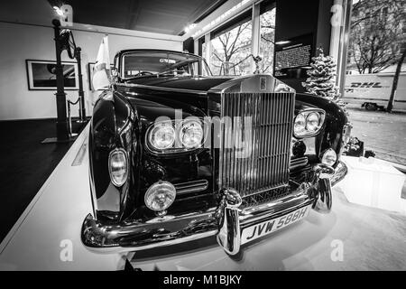 Berlino - Dicembre 21, 2017: Showroom. British ultra-exclusive limousine Rolls-Royce Phantom VI, 1970. Carrozzerie è stato creato da Mulliner Park Ward. Bla Foto Stock