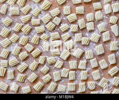 L'italiano non cotti di pasta fatta in casa gnocchi su pannello di legno Foto Stock