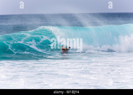 Banzai Pipeline, Oahu/Hawaii - Febbraio 27, 2017: Un bodyboarder riding botti di Banzai Pipeline, molto popolare di pro-surf spot al Northshore r Foto Stock