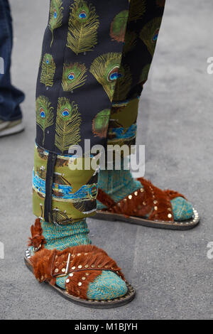 Milano - 15 gennaio: Uomo con pelliccia marrone sandali e pantaloni neri con peacock feather prima di Fendi fashion show, la Settimana della Moda Milanese street style J Foto Stock