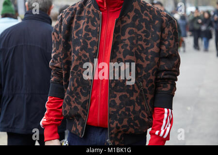 Milano - 15 gennaio: Uomo con marrone camicia pezzata rossa e Adidas felpa prima di Fendi fashion show, la Settimana della Moda Milanese street style on gennaio 15, Foto Stock