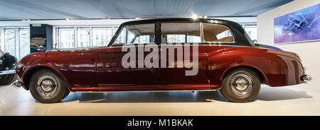 Berlino - Dicembre 21, 2017: Showroom. Ultra-esclusivo a quattro porte limousine Rolls-Royce Phantom V, 1961. Carrozzerie da Park Ward. Foto Stock