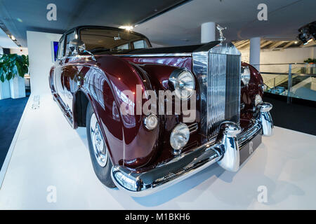 Berlino - Dicembre 21, 2017: Showroom. Ultra-esclusivo a quattro porte limousine Rolls-Royce Phantom V, 1961. Carrozzerie da Park Ward. Foto Stock