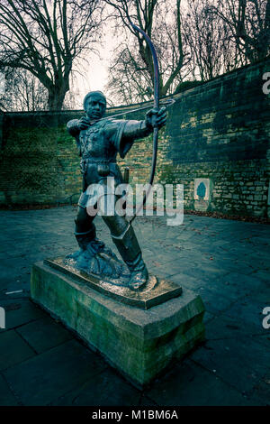 Il Robin Hood statua, in Nottingham Castle è un simbolo per la città di Nottingham e Nottinghamshire county. Foto Stock