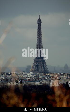 AJAXNETPHOTO. 1 ° aprile, 2006. Parigi, Francia. - Torre Eiffel - La cupola dorata di Les Invalides si vede in basso a sinistra della torre e alla sua destra il Partenone, parzialmente oscurata da un passaggio di pioggia tempesta. Foto:JONATHAN EASTLAND/AJAX REF: D1X60104 864 Foto Stock