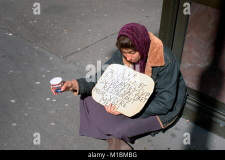 AJAXNETPHOTO. 29marzo, 2006. Parigi, Francia. -Le strade della città - a mendicare per cambiare. Foto:JONATHAN EASTLAND/AJAX REF: RD62903 159 Foto Stock