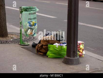 AJAXNETPHOTO. Dicembre,2008. Parigi, Francia. - Senza tetto nelle strade della città. Foto;JONATHAN EASTLAND/AJAX REF;D1 82712 1858 Foto Stock