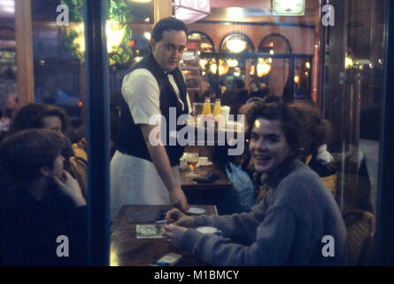 AJAXNETPHOTO. Parigi, Francia. - CAFE la vita comincia dopo il tramonto. Foto:JONATHAN EASTLAND/AJAX REF:891539 Foto Stock