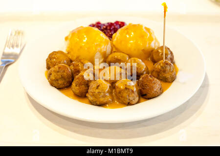 Piatto di polpette svedesi con salsa gravy e lato di purè di patate e marmellata di lingonberry Foto Stock