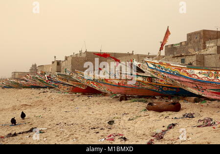 Canoe nella riga-Guet Ndar-Senegal Foto Stock