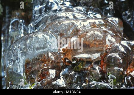 Interessanti formazioni di ghiaccio su una scogliera congelati parete in Finlandia Foto Stock